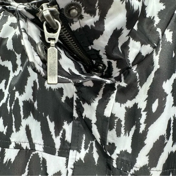 Chico’s Black and White Vest Animal Print Lightweight Nylon Mobwife Sz 1 Medium - Picture 4 of 9